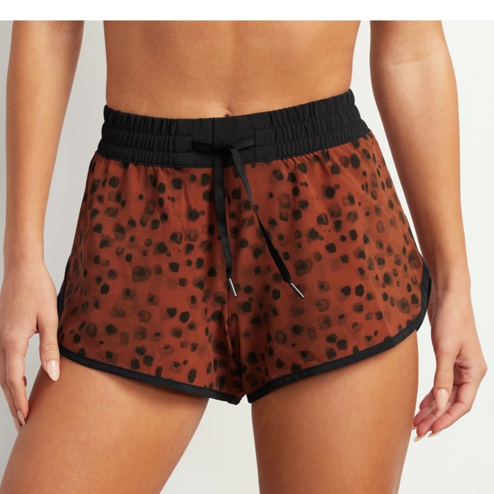 new stori 2 1/2 inch challenge short in brandy hazy spot size 6